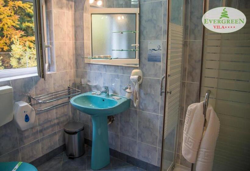 חדר משפחתי, Vila Evergreen
