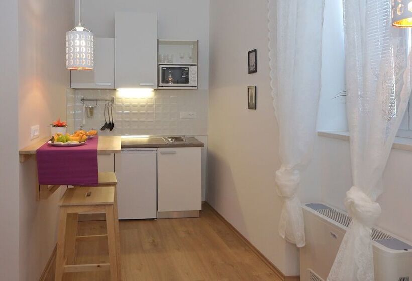 스탠다드 발코니 스튜디오, Guverna New City Accommodation