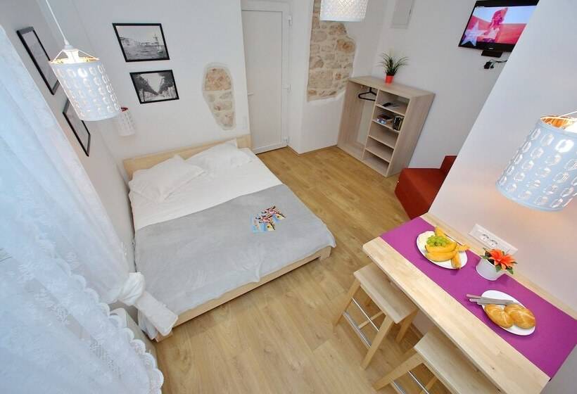 스탠다드 발코니 스튜디오, Guverna New City Accommodation