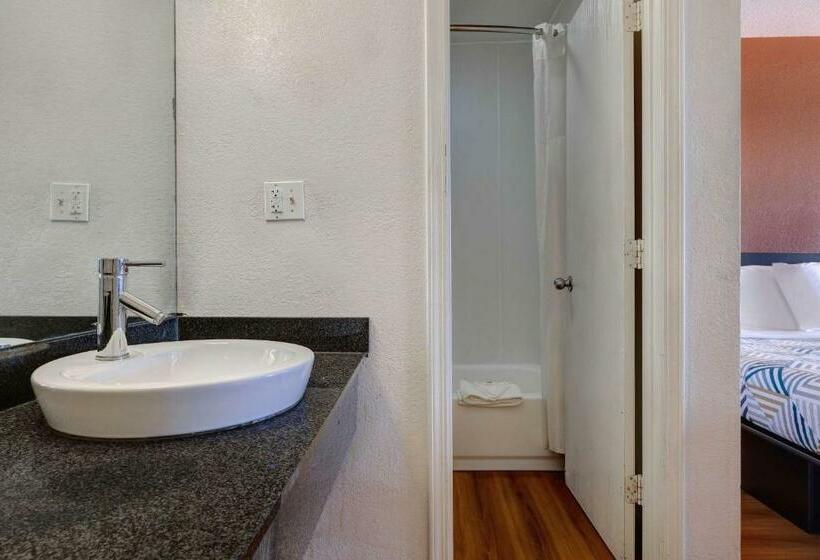 キングサイズベッドのデラックスルーム, Motel 6 Rolla, Mo