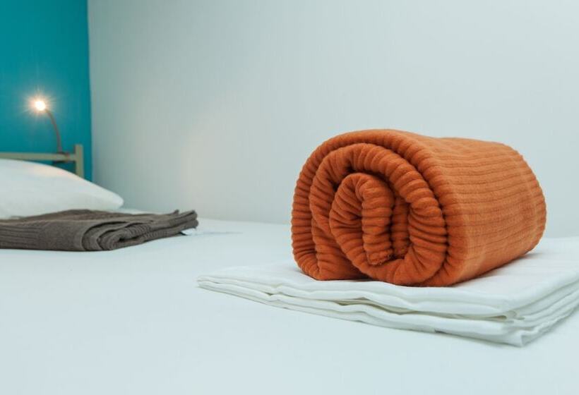 공동 객실, Roundabout Hostel Hostel