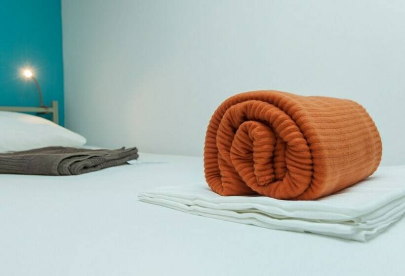 공동 객실, Roundabout Hostel Hostel