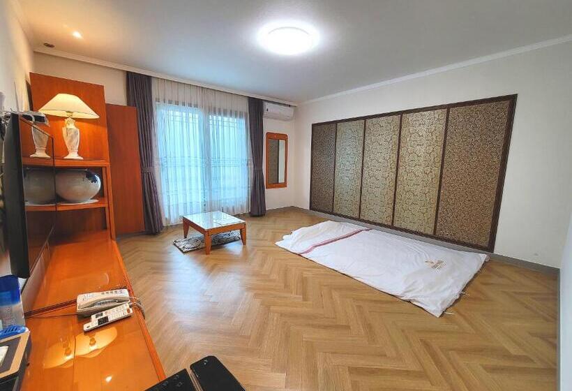 Standard Værelse, Amaranth