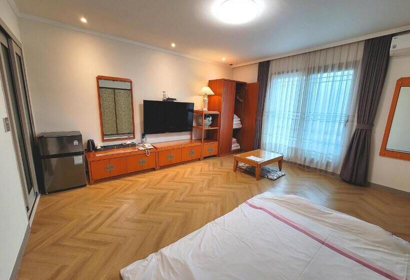 Standard Værelse, Amaranth