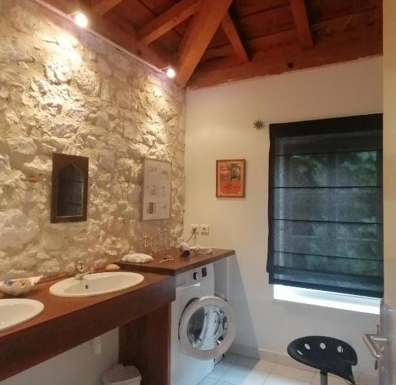 Семейный Номер, Chez Yvette & Shoji