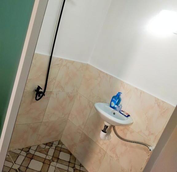 غرفة إقتصادية, Don Leo S Bnb