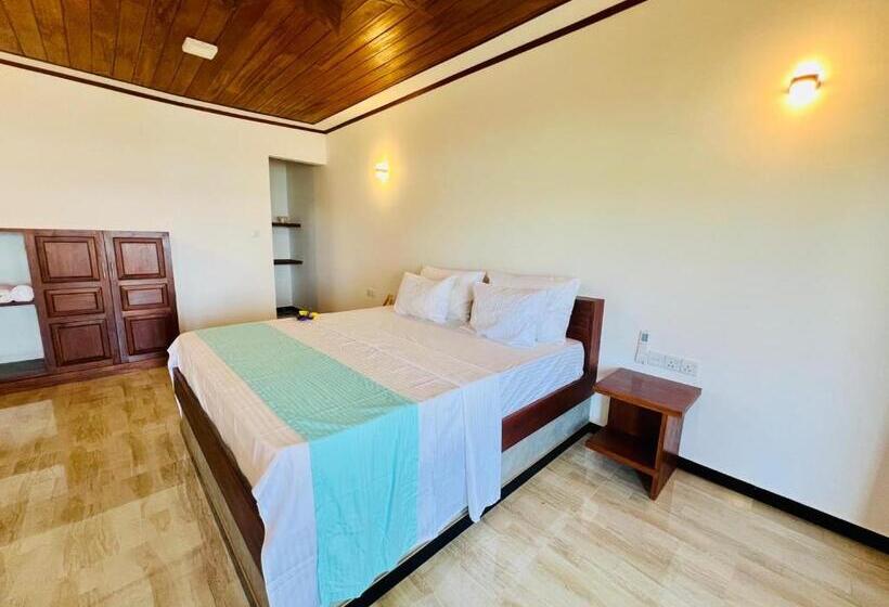 اتاق لوکس با بالکن و چشمانداز دریا, Blue Surf View Tangalle