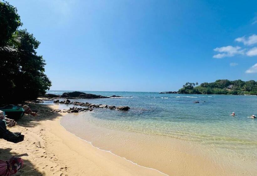 اتاق لوکس با بالکن و چشمانداز دریا, Blue Surf View Tangalle