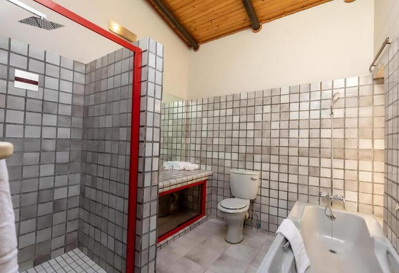 חדר משפחתי, The Pal Guest House