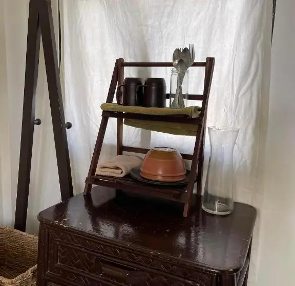 اتاق اکونومی, Canvas Inn