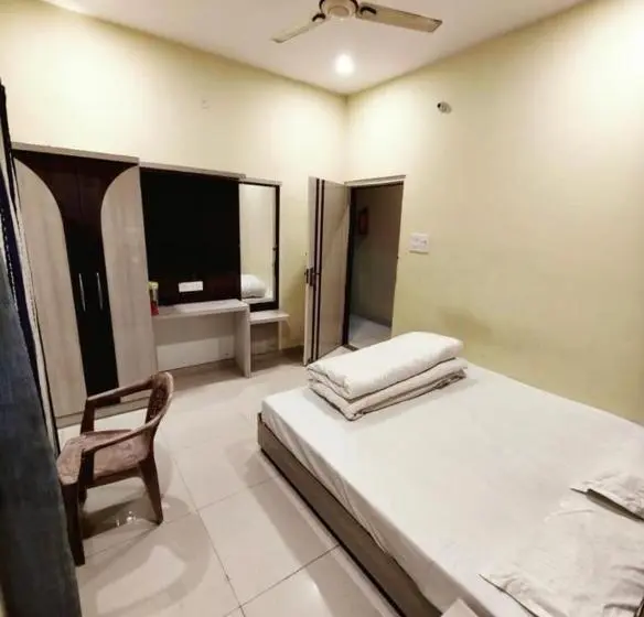 デラックスルーム, Shri Tailang Swamy Paying Guest House