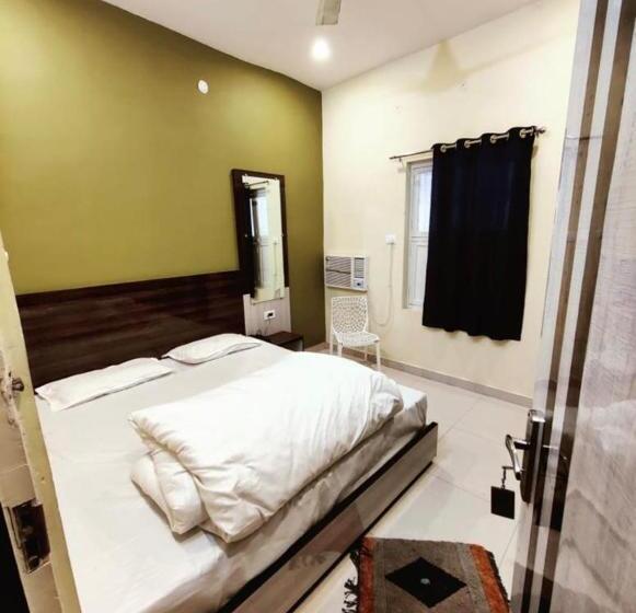 デラックスルーム, Shri Tailang Swamy Paying Guest House