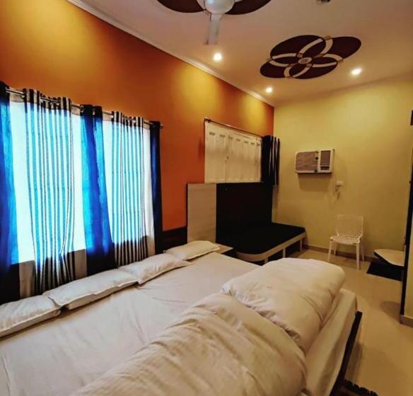 デラックスファミリールーム, Shri Tailang Swamy Paying Guest House