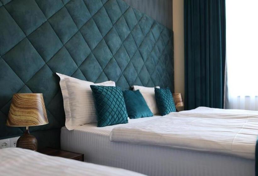 اتاق استاندارد سه تخته با بالکن, Bmg Hotel By Grigoryans Group