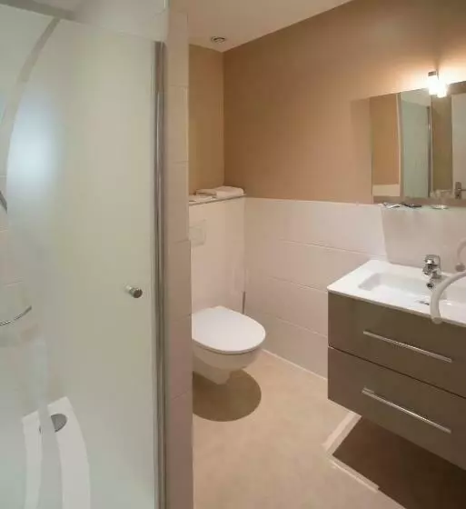 ガーデンビュースタンダードルーム, Le Cercle Chambres Climatisées