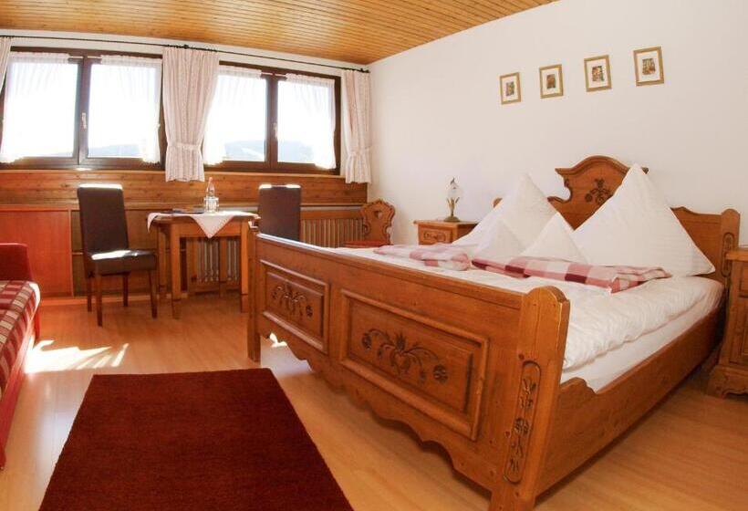 חדר משפחתי, Restaurant Peterle