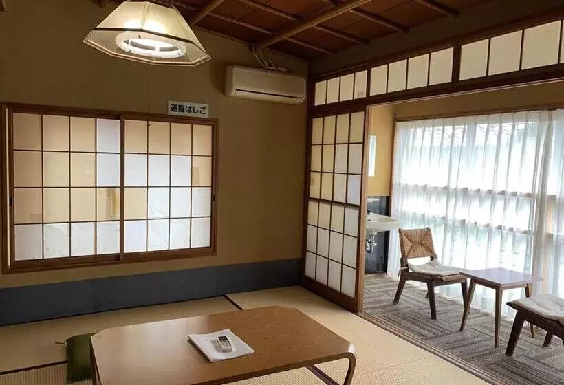 اتاق استاندارد سه نفره, Zen Hostel