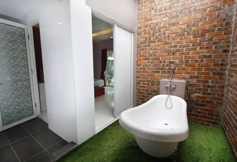 Bungalow allasnäkymä, Lavigo Resort