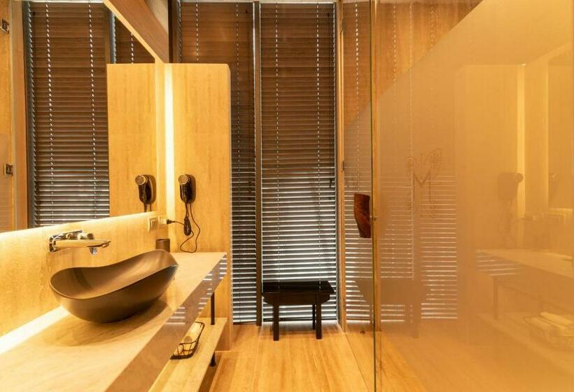 جناح جونيور, Magnolia Santiago