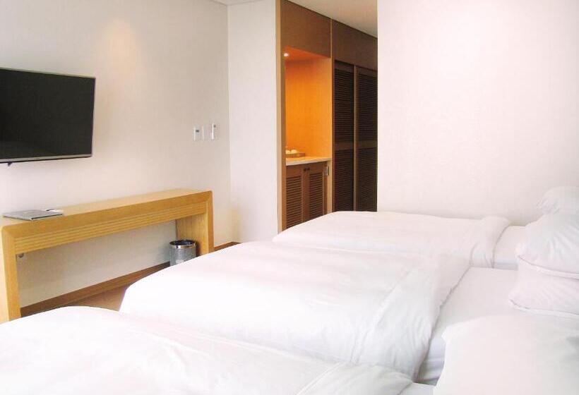 غرفة ديلوكس ثلاثية, Youus