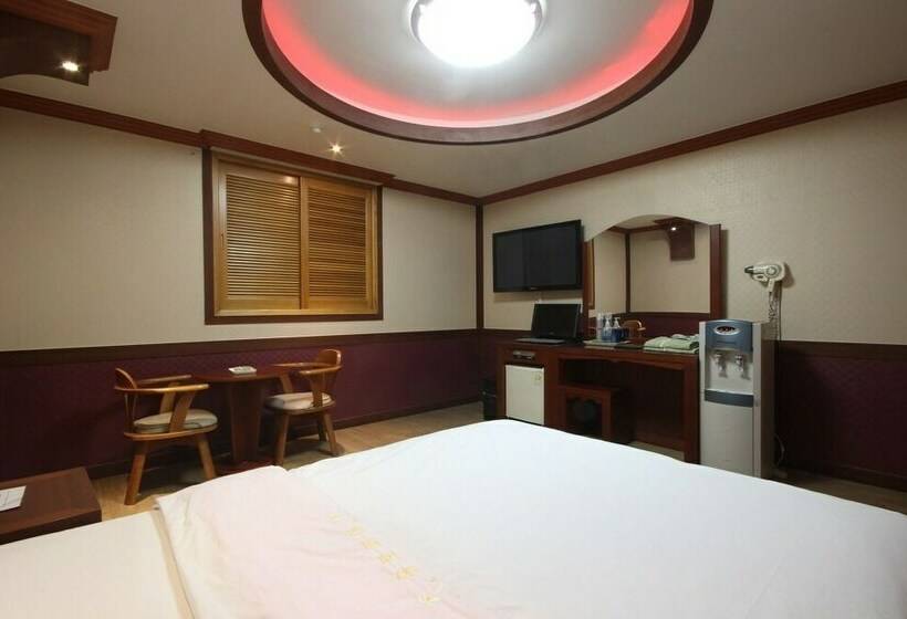 غرفة قياسية, Utopia Motel