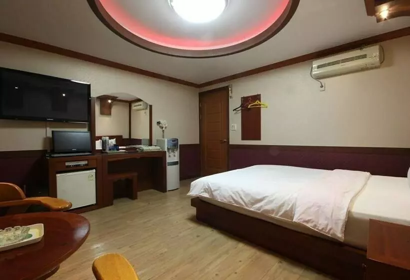 スタンダードルーム, Utopia Motel