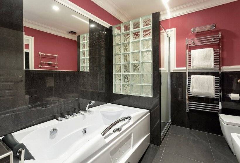 اتاق لوکس با تخت بزرگ, La Maison Du Sage