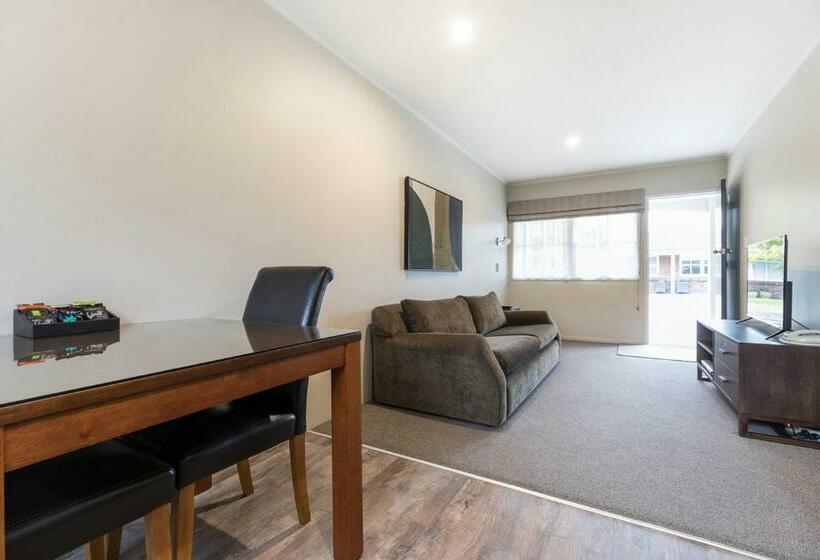 ハイドロマッサージバス付きスイート, Colonial Court Motor Inn