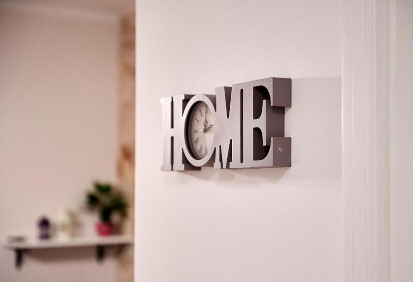 デラックススタジオ, Palace Central Square