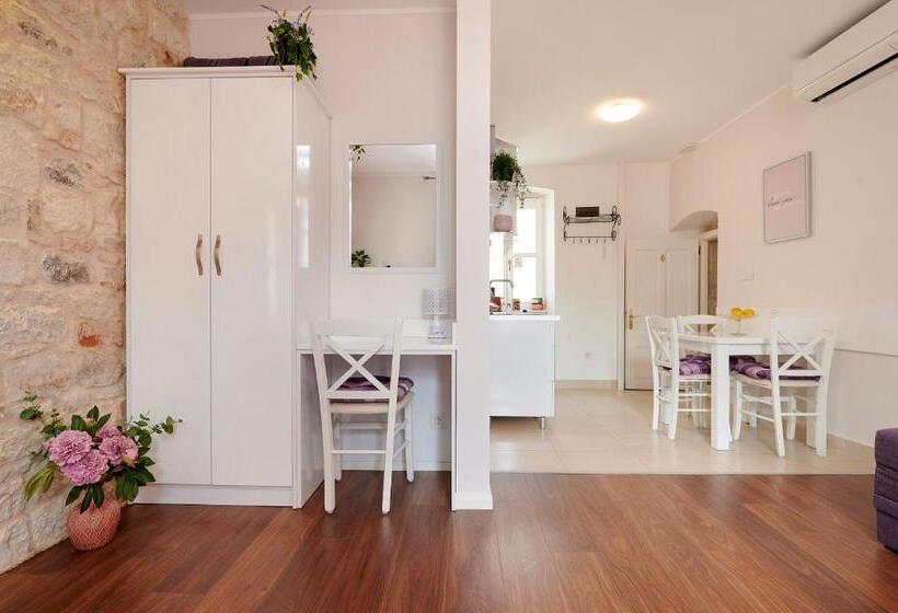 デラックススタジオ, Palace Central Square