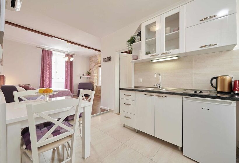 デラックススタジオ, Palace Central Square