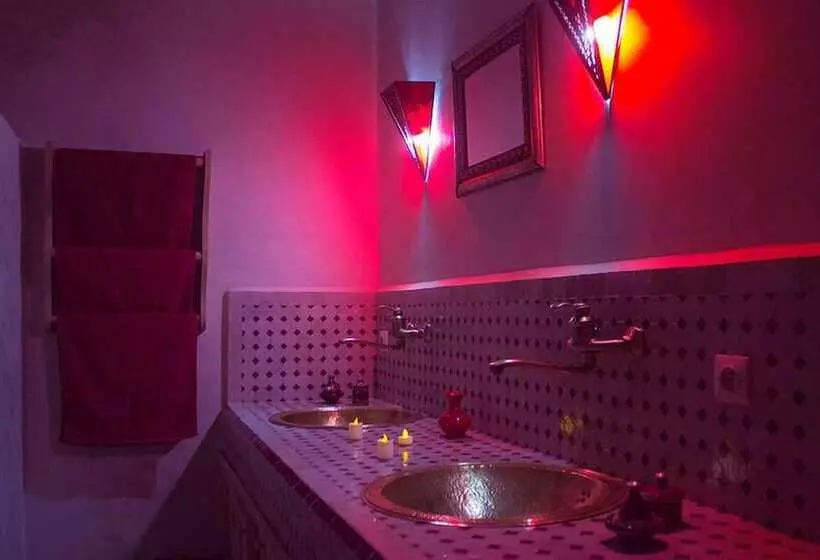اتاق راحتی سه تخته, Riad Anma