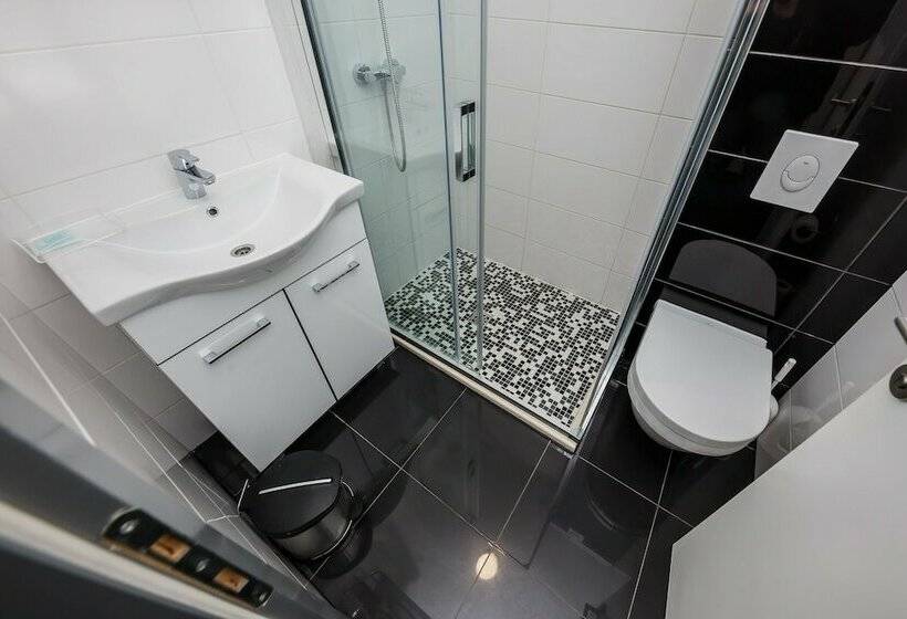 غرفة قياسية ثلاثية, All Saints B&b Kastela