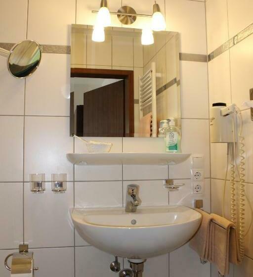 غرفة قياسية فردية مزودة بشُرفة, Pohl