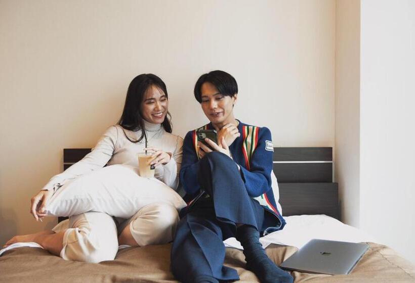 חדר מוזל מקלחת משותפת, Roots Hostel