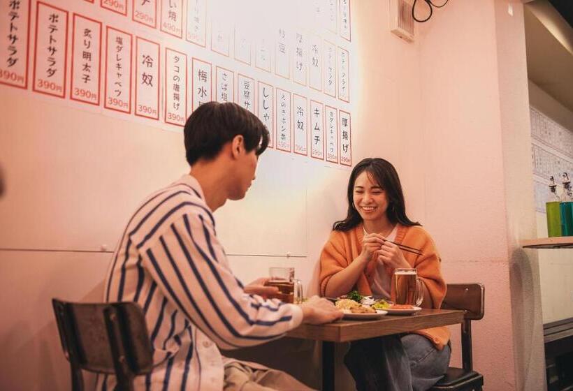 חדר סטנדרטי עם מיטת קומתיים ואמבטיה משותפת, Roots Hostel