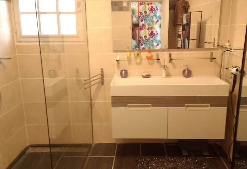 סוויטה, Villa Solary