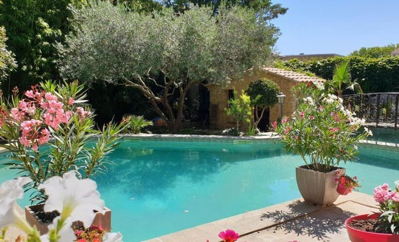 נוף לבריכה, Villa Solary