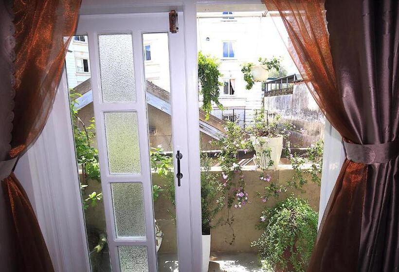 اتاق استاندارد چهار تخته, Dan Chi