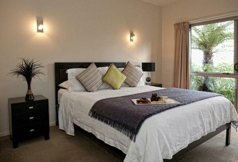 سوییت لوکس, B&b@the Redwoods