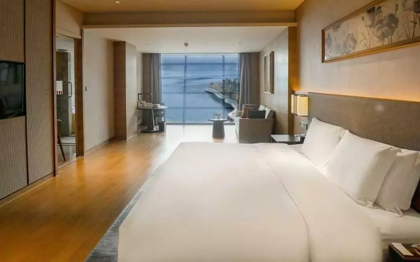 キングサイズベッドのデラックスルーム, Crowne Plaza Hangzhou Thousand Island Lake, An Ihg