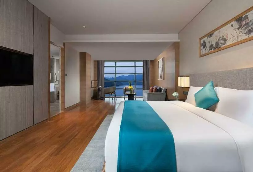 キングサイズベッドのスタンダードルーム, Crowne Plaza Hangzhou Thousand Island Lake, An Ihg