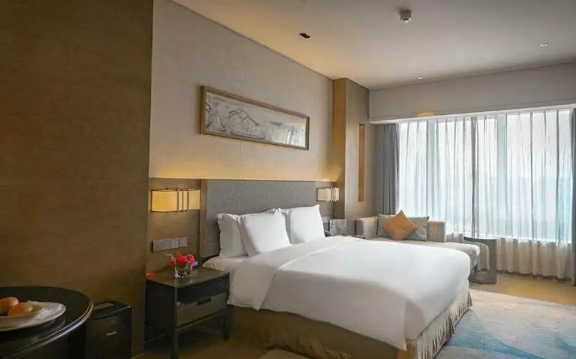 キングサイズベッドのデラックスルーム, Crowne Plaza Hangzhou Thousand Island Lake, An Ihg