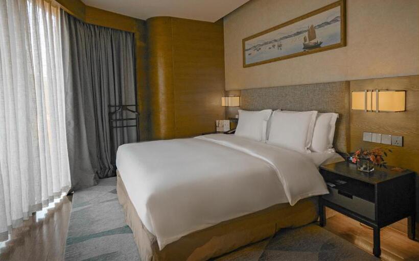 디럭스 스위트 킹 침대, Crowne Plaza Hangzhou Thousand Island Lake, An Ihg