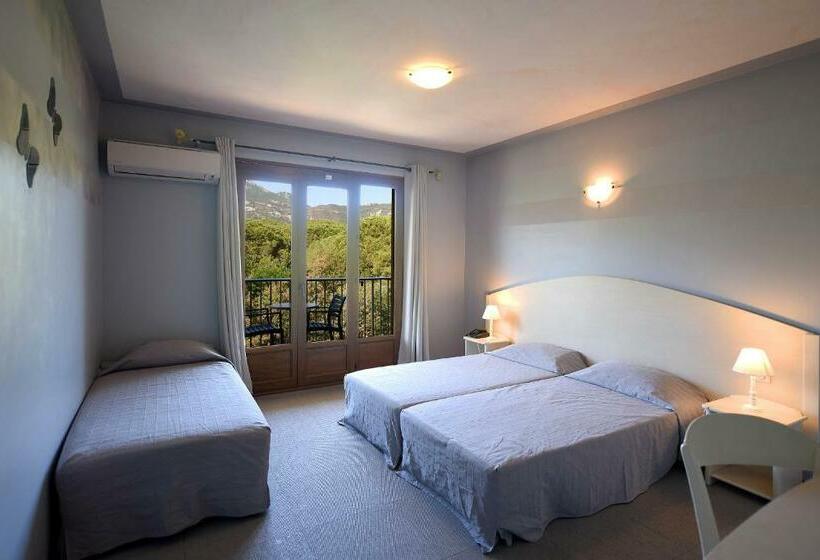 اتاق استاندارد سه نفره, Cyrnea