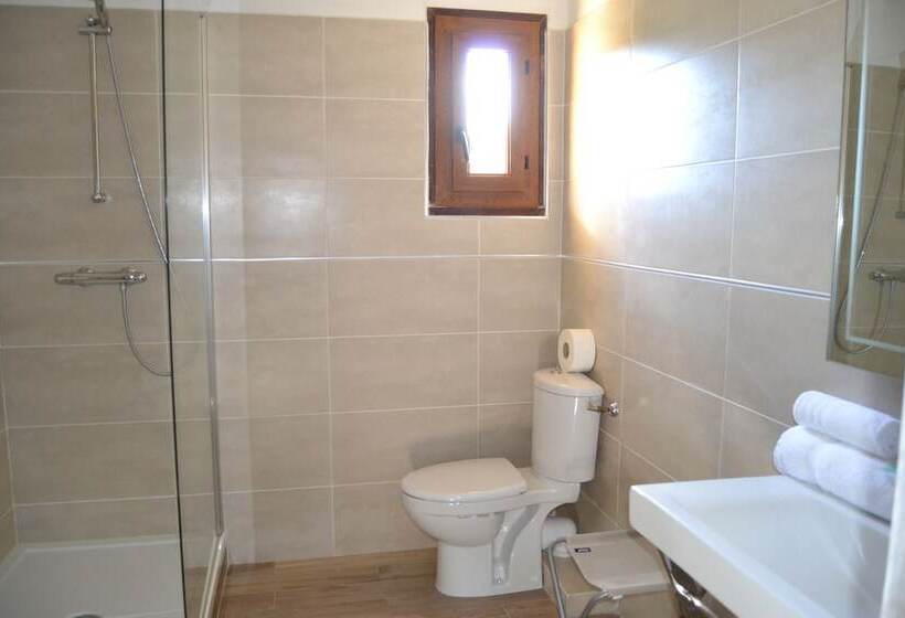 اتاق استاندارد سه نفره, Cyrnea