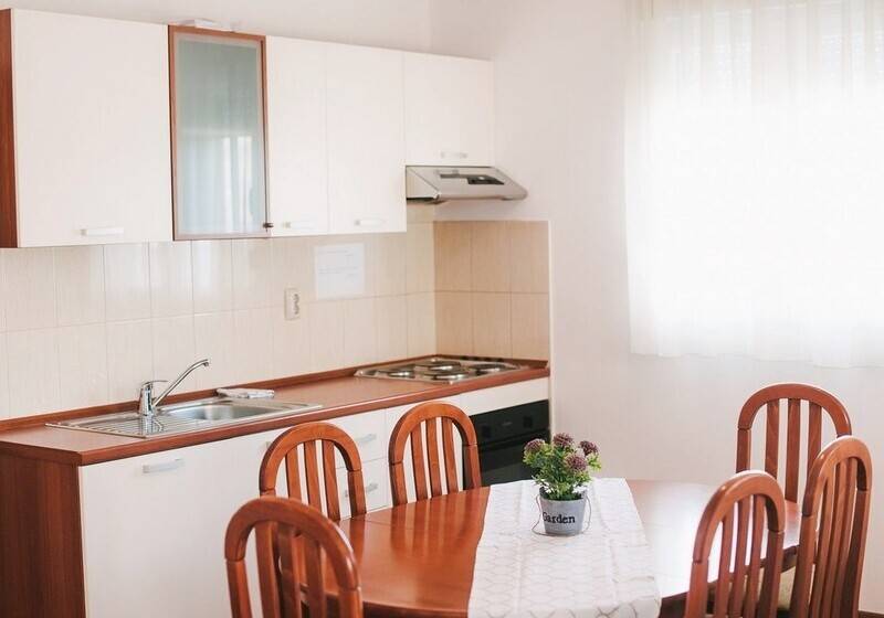דירת חדר, Villa Malo More