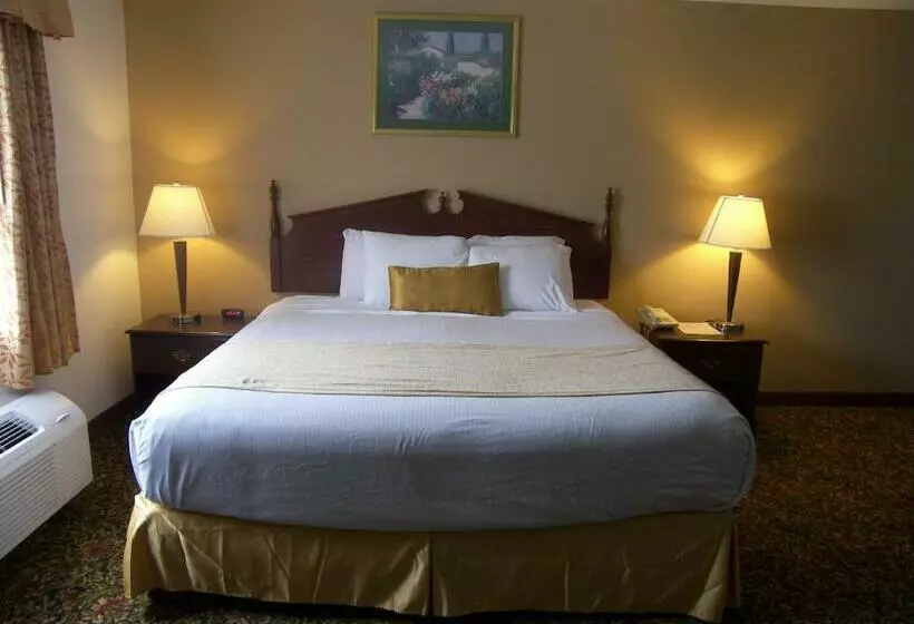 キングサイズベッドのスイートルーム, Baymont By Wyndham Mount Vernon Renfro Valley
