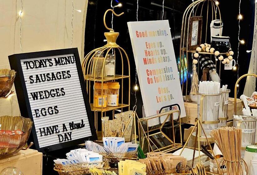 חדר משפחתי, Cloud 9 Inn