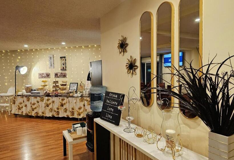 חדר אקונומי, Cloud 9 Inn